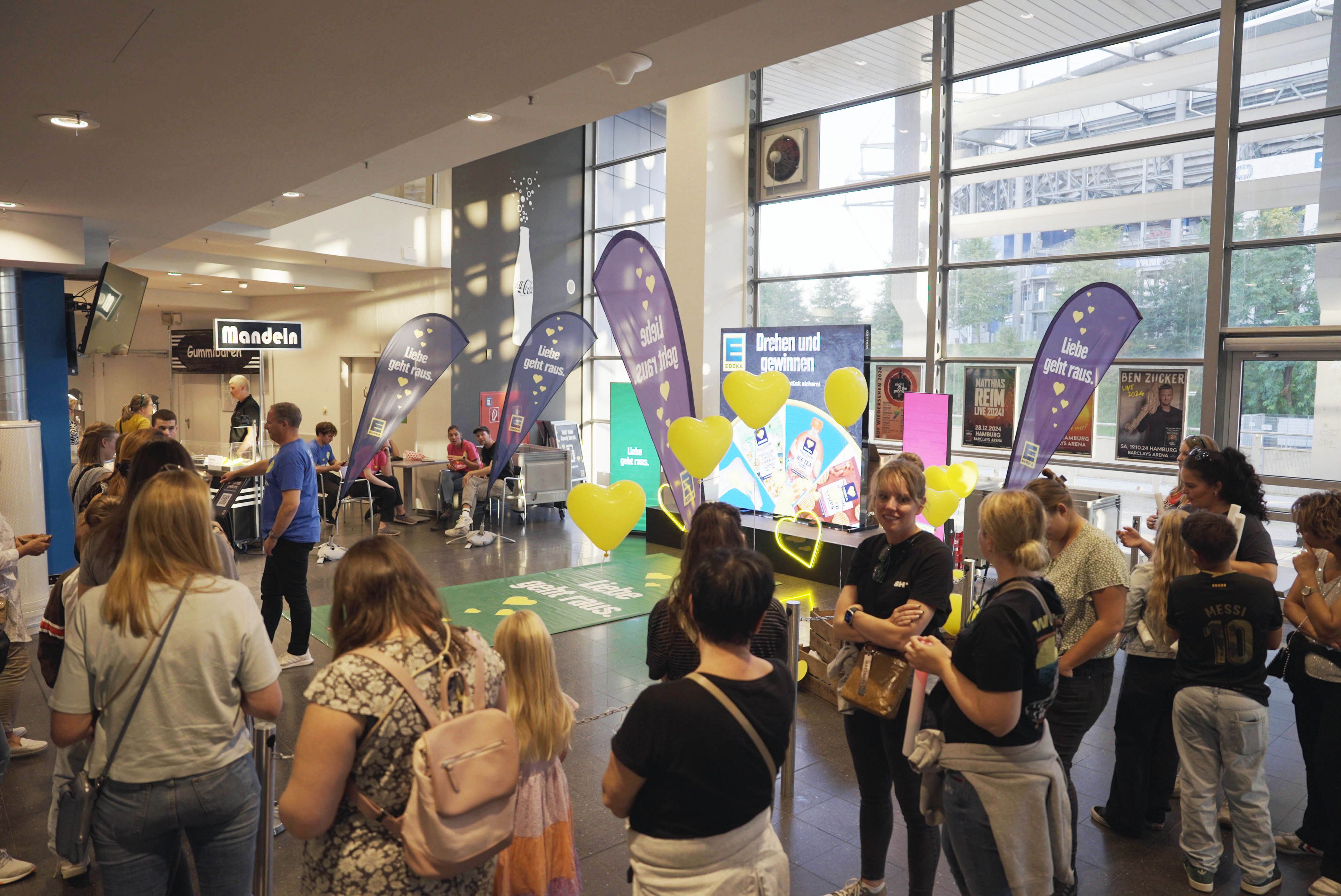 Eine Menschenschlange vor einer digitalen Promotion-Aktion von Edeka in der Barclays Arena in Hamburg.