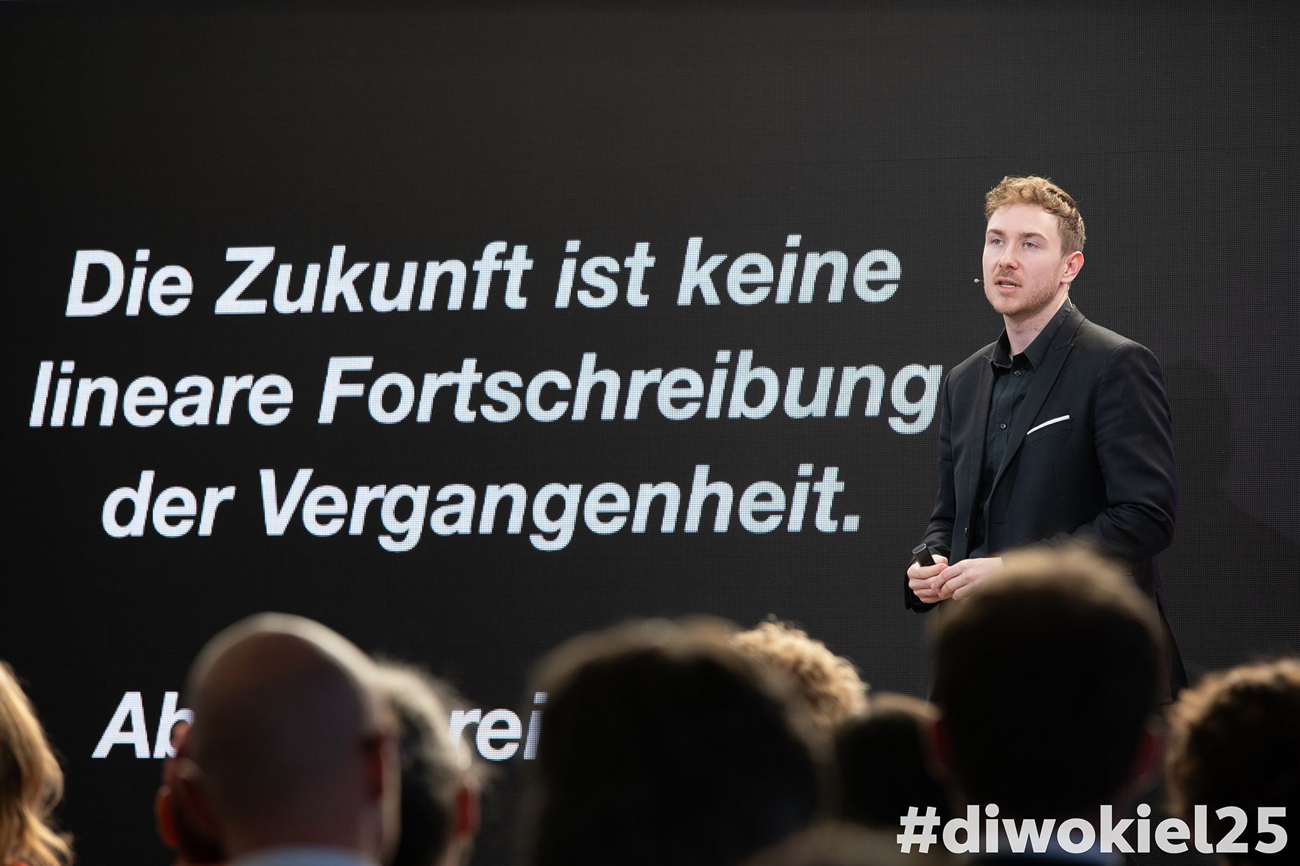 "Swipe right for the Future” Tristan Horx Keynote zur Eröffnung