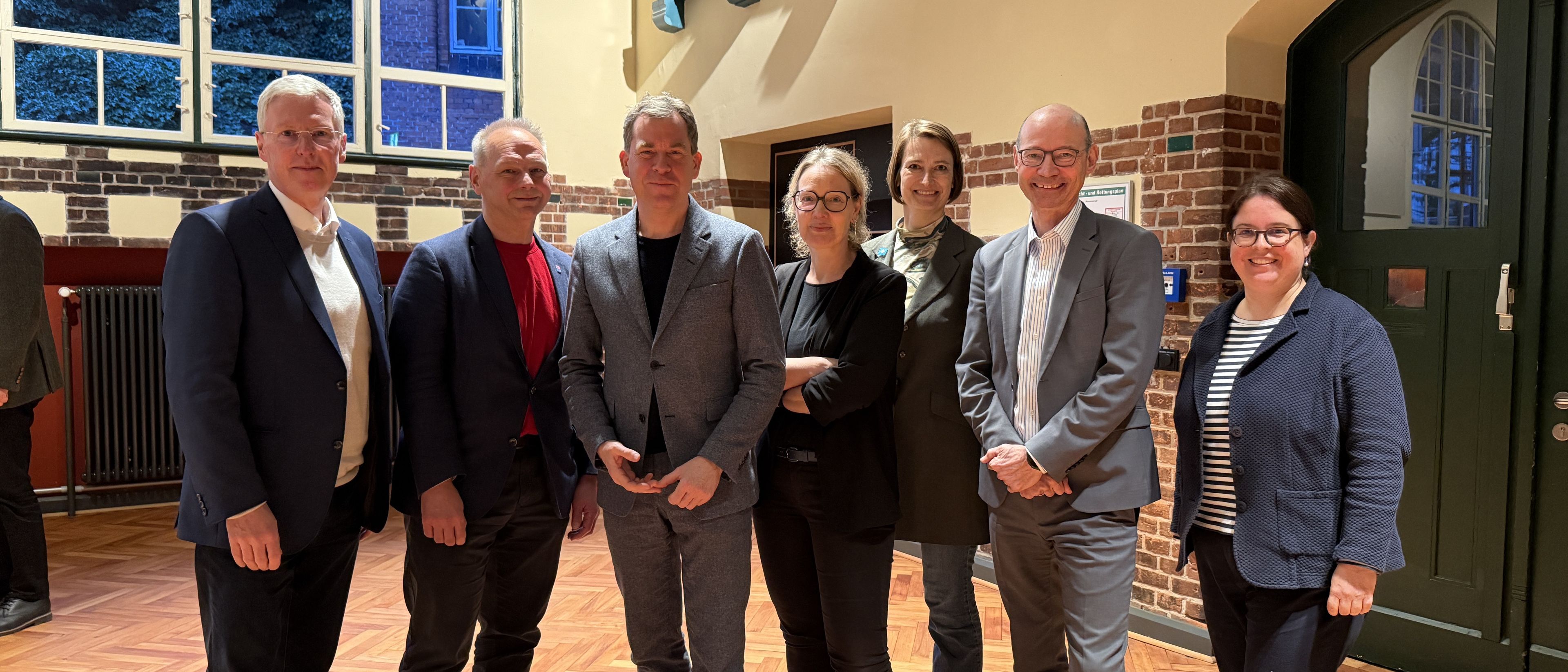 Die Veranstaltenden des IpD (v. li.): Ingo Scheuse (Unternehmensverband Kiel e. V.), Mathias Stein (DGB Kiel Region), Dr. Ulf Kämpfer (Landeshauptstadt Kiel), Stephanie Schmoliner (IG-Metall Kiel-Neumünster), Dr. Julia Körner (IHK zu Kiel), Werner Kässens und Dr. Barbara Weig (KiWi, Kieler Wirtschaftsförderung)