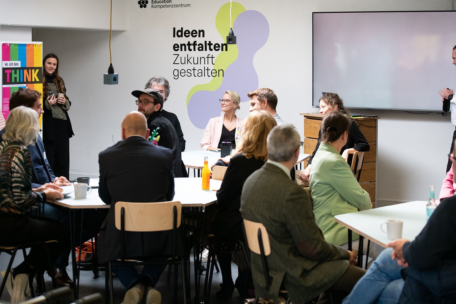 Rundgang im Rahmen der Eröffnung - hier in der Starterkitchen.