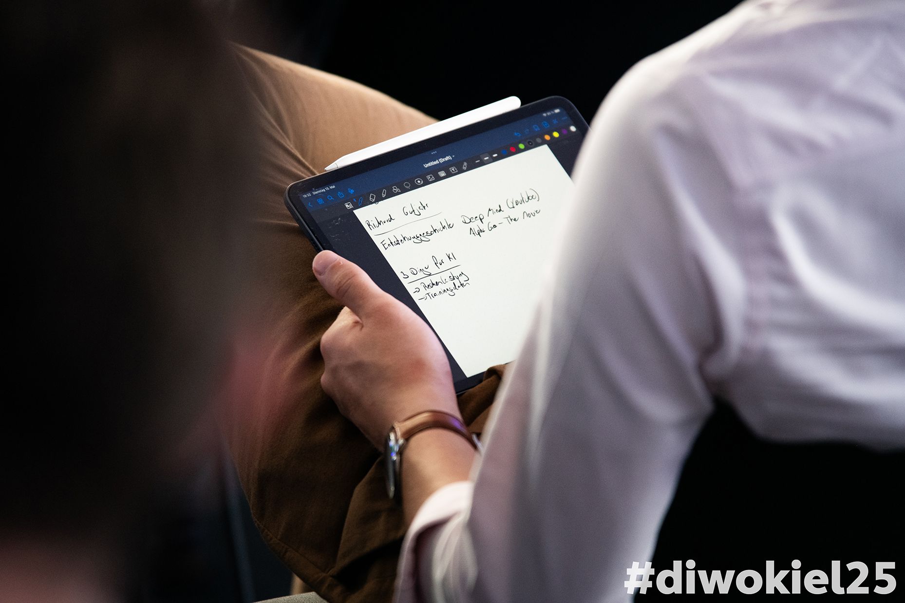 Teilnehmende machen sich Notizen