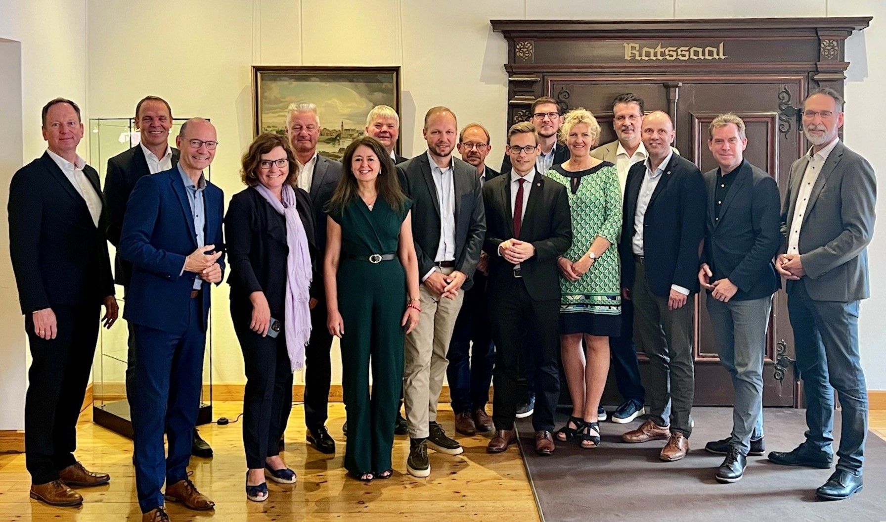 Gruppenfoto mit v. li., hintere Reihe: Stephan Lubomierski, Prokurist Wirtschaftsförderungsgesellschaft Kreis Rendsburg-Eckernförde – Ingo Sander, Landrat Kreis Rendsburg-Eckernförde – Frank Matthiesen, Aufsichtsratsvorsitzender Wirtschaftsagentur Neumünster – Dirk Burmeister, Vorstand Entwicklungsagentur Region Heide – Tobias Bergmann, Oberbürgermeister Stadt Neumünster – Björn Jörgensen, Leitender Verwaltungsbeamter Amt Heider Umland – Thomas Kahle, Aufsichtsratsvorsitzender Wirtschaftsförderungsgesellschaft Kreis Rendsburg-Eckernförde  v. li., vordere Reihe: Werner Kässens, Geschäftsführer KiWi, Kieler Wirtschaftsförderung – Janet Sönnichsen, Bürgermeisterin Stadt Rendsburg - Iris Meyer, Geschäftsführerin Wirtschaftsagentur Neumünster – Steffen Volk, Leiter Clean Energy Valley Schleswig-Holstein – Thorben Schütt, Landrat Kreis Dithmarschen – Tanja Petersen, Bürgermeisterin Gemeinde Fockbeck – Andreas Hein, Verwaltungsratsvorsitzender Entwicklungsagentur Region Heide – Dr. Ulf Kämpfer, Oberbürgermeister Landeshauptstadt Kiel – Oliver Schmidt-Gutzat, Bürgermeister Stadt Heide