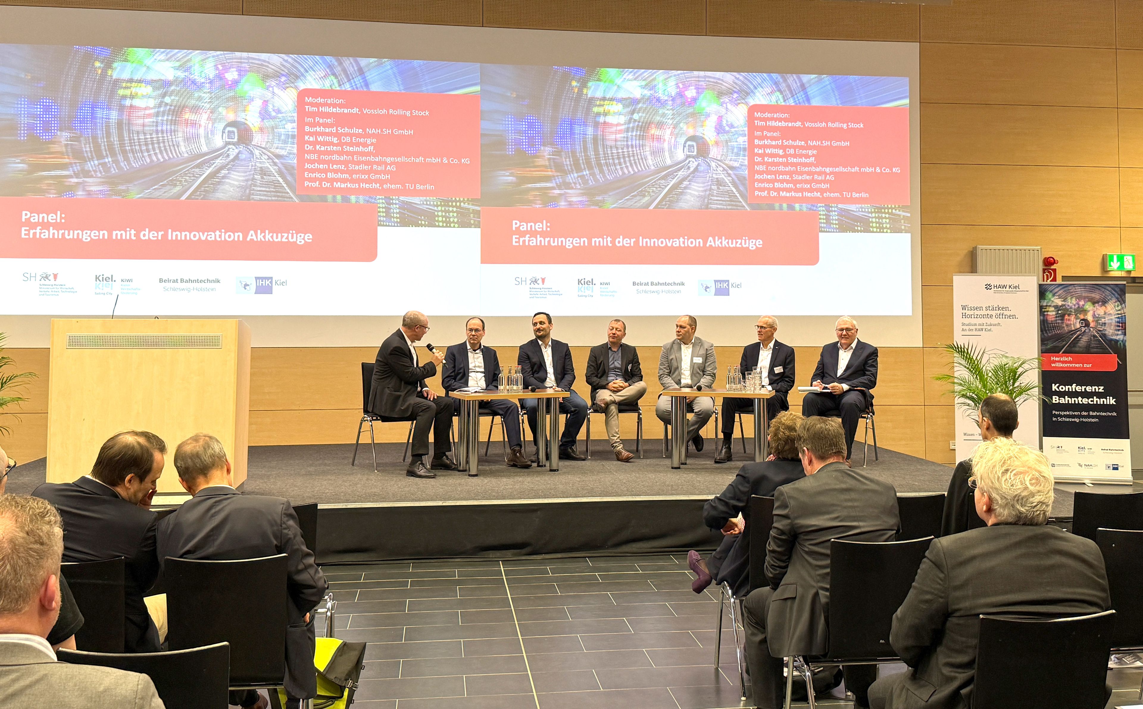 Panel auf der Konferenzbühne: Erfahrungen mit der Innovation “Akkuzüge” 